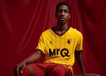 Yáser Asprilla presenta la nueva camiseta del Watford para la temporada 2024-2025
