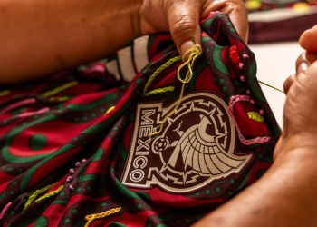 Camisetas adidas de México con bordados artesanales