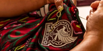 Camisetas adidas de México con bordados artesanales
