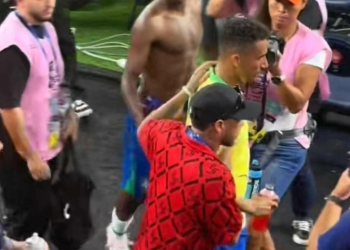 Danilo discute con un aficionado de Brasil y Neymar interviene