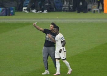 Final Champions League: Hinchas invaden el campo en pleno partido
