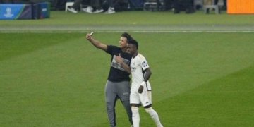 Final Champions League: Hinchas invaden el campo en pleno partido