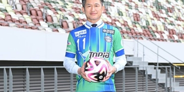 Kazu Miura, el futbolista más viejo del mundo, fue presentado en su nuevo equipo