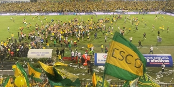 Hinchas de Bucaramanga invaden el campo tras la victoria en la final de ida