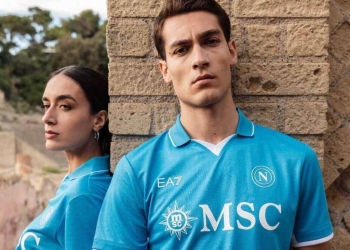 Napoli presenta su uniforme 2024/25 con escudo remodelado
