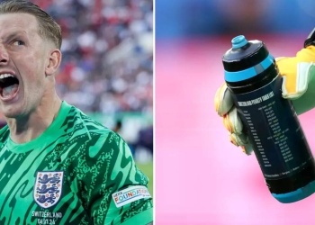 Jordan Pickford y el detalle en su botella de agua durante la tanda de penales contra Suiza