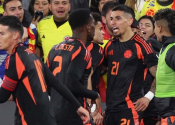 Un par de recuerdos de la Selección Colombia jugando con camiseta negra