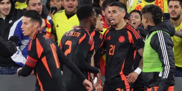 Un par de recuerdos de la Selección Colombia jugando con camiseta negra