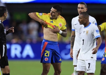 Por esto expulsaron a Daniel Muñoz ante Uruguay