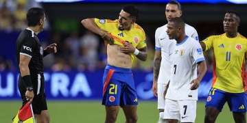 Por esto expulsaron a Daniel Muñoz ante Uruguay