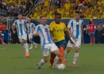 ¿Y eso no era penalti para la Selección Colombia?