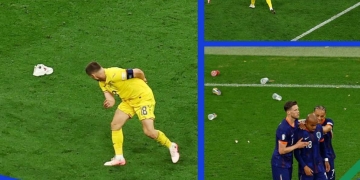 Arrojan un par de tenis al campo en Países Bajos vs. Rumania