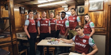 West Ham presenta nuevo uniforme para la temporada 2024-25
