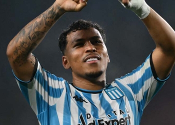 Para eso se quedó Róger Martínez en Racing. Otro gol, ¡y qué gol!