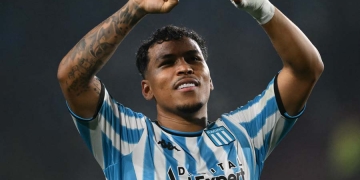 Para eso se quedó Róger Martínez en Racing. Otro gol, ¡y qué gol!