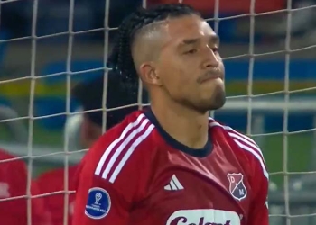 El infortunio de Daniel Londoño: ¡Autogol en la Sudamericana ante Lanús!