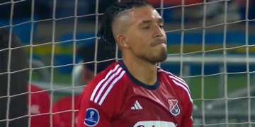 El infortunio de Daniel Londoño: ¡Autogol en la Sudamericana ante Lanús!