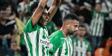 William Tesillo, protagonista en defensa y ataque con Atlético Nacional