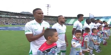 Pasión verdolaga en Bogotá: ¡Impresionante lo de la hinchada de Atlético Nacional!