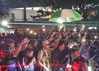 La fuerza de la hinchada verdolaga: ¡Qué banderazo previo al duelo clave en Bogotá!