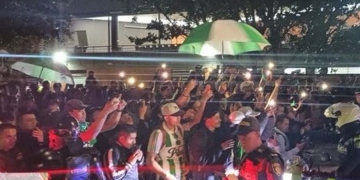 La fuerza de la hinchada verdolaga: ¡Qué banderazo previo al duelo clave en Bogotá!