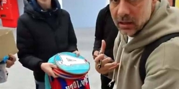 pep guardiola leccion chicos piden autografos venta