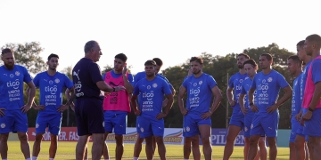 Paraguay se entrena con el objetivo de vencer a Selección Colombia.