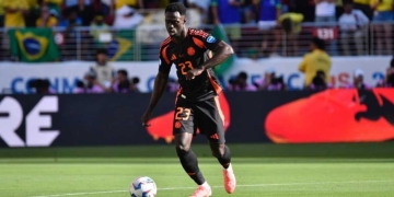 De momento, Dávinson Sánchez sigue contando para Néstor Lorenzo de cara al juego contra Paraguay