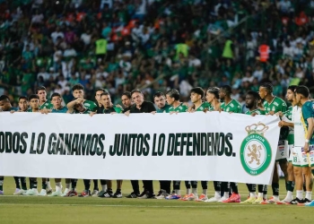 Los futbolistas del Club León expresaron con una pancarta su molestia ante la FIFA