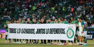 Los futbolistas del Club León expresaron con una pancarta su molestia ante la FIFA
