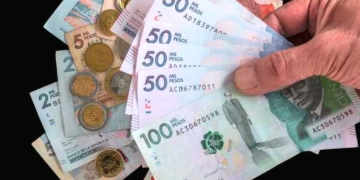 La persona debe presentar una solicitud detallando sus deudas, bienes y causas