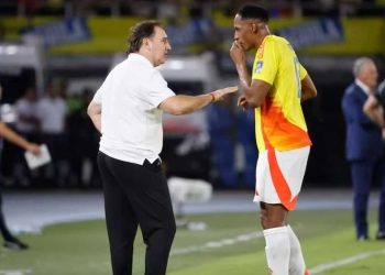 Al minuto 61 fue el polémico cambio de Lorenzo incluyendo un defensor más, Yerri Mina