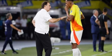 Al minuto 61 fue el polémico cambio de Lorenzo incluyendo un defensor más, Yerri Mina