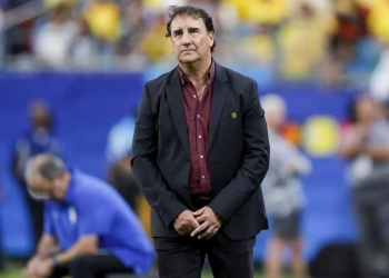 La falta de reacción de Néstor Lorenzo preocupa a la afición.