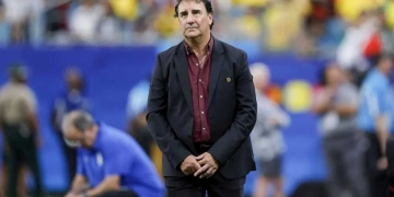 La falta de reacción de Néstor Lorenzo preocupa a la afición.