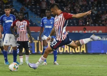 Sus compañeros le cedieron la pelota para que ejecutara el penal de ultimo minuto