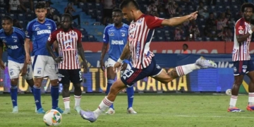 Sus compañeros le cedieron la pelota para que ejecutara el penal de ultimo minuto