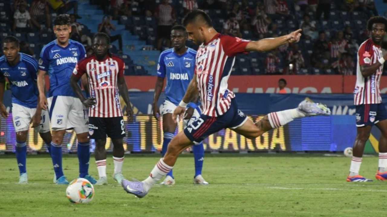 Sus compañeros le cedieron la pelota para que ejecutara el penal de ultimo minuto