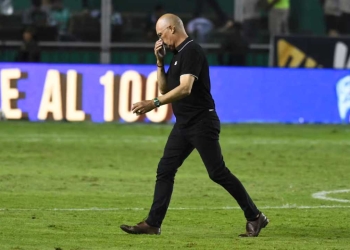 alfredo arias entrenador tecnico dt deportivo cali colombia eliminado eliminacion derrota santa fe palmaseca despedido renuncia rueda prensa