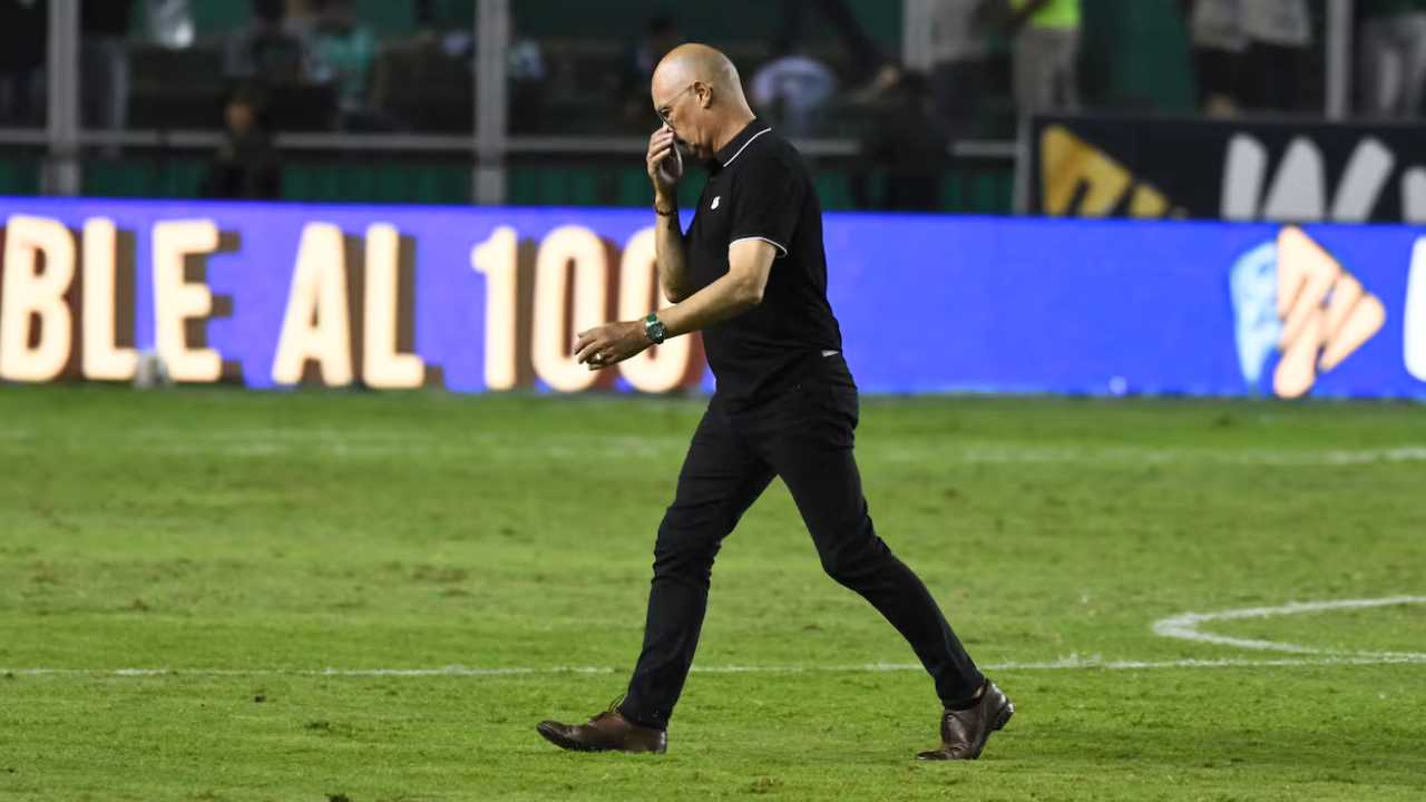 alfredo arias entrenador tecnico dt deportivo cali colombia eliminado eliminacion derrota santa fe palmaseca despedido renuncia rueda prensa