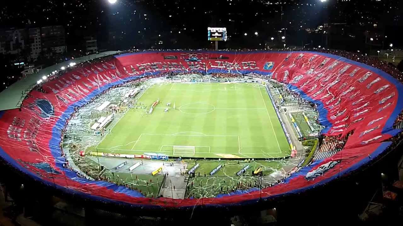 independiente medellin bandera cubre todo el estadio atanasio girardot