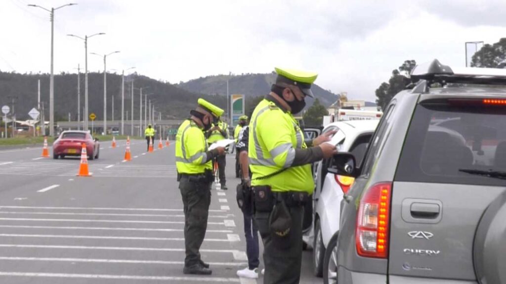 retenes ilegales colombia policia transito reten carreteras puente festivo ministerio transporte legal abusos sobornos