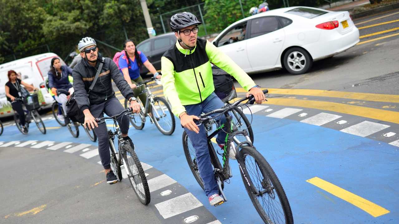 ciclo rutas ciclorrutas ciclorutas bogota colombia polemica ley andenes motos electricas moteros seguridad