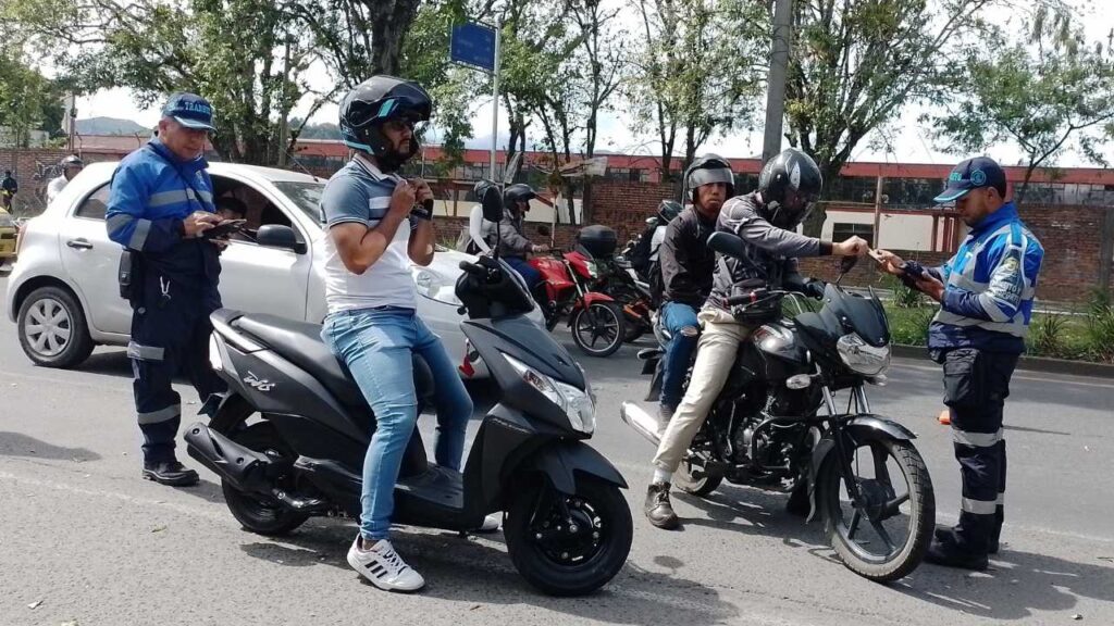 motociclistas motos moteros ley agentes transitos multas sobornos partes colombia carreteras calles