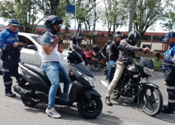 motociclistas motos moteros ley agentes transitos multas sobornos partes colombia carreteras calles