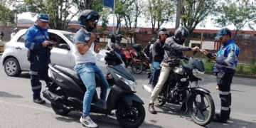 motociclistas motos moteros ley agentes transitos multas sobornos partes colombia carreteras calles