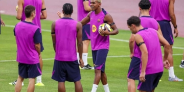 futbol club barcelona liga espana espanola javier tebas inscripciones refuerzos mercado fichajes verano joan laporta deco hansi flick nou camp montjuic europa champions