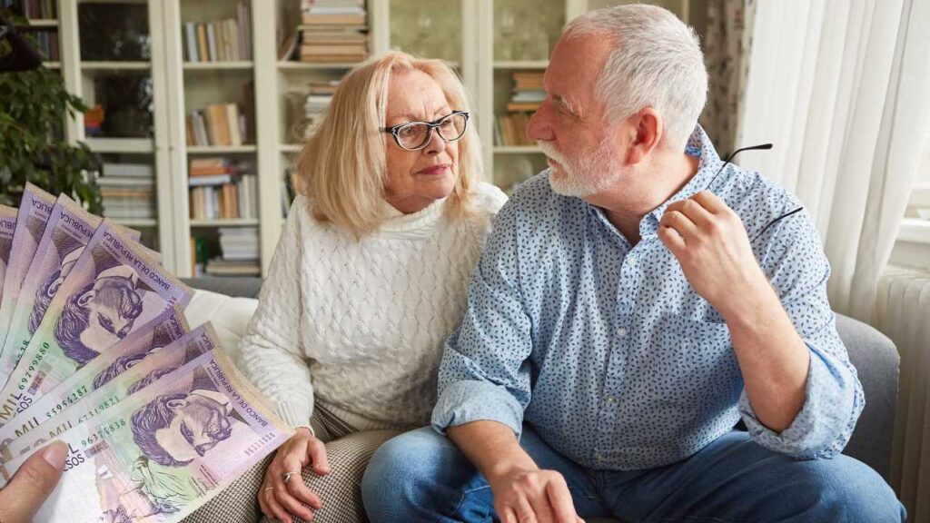 colpensiones jubilados pensionados colombia ley gobierno mesada pension dinero extra pago transferencia cuenta banco agrario