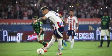 junior barranquilla atletico bucaramanga metropolitano aniversario cumpleanos 101 fiesta escandalo polemica penales penaltis penal arbitro ortiz alfredo arias leonel alvarez futbol profesional colombiano fpc liga betplay dimayor colombia