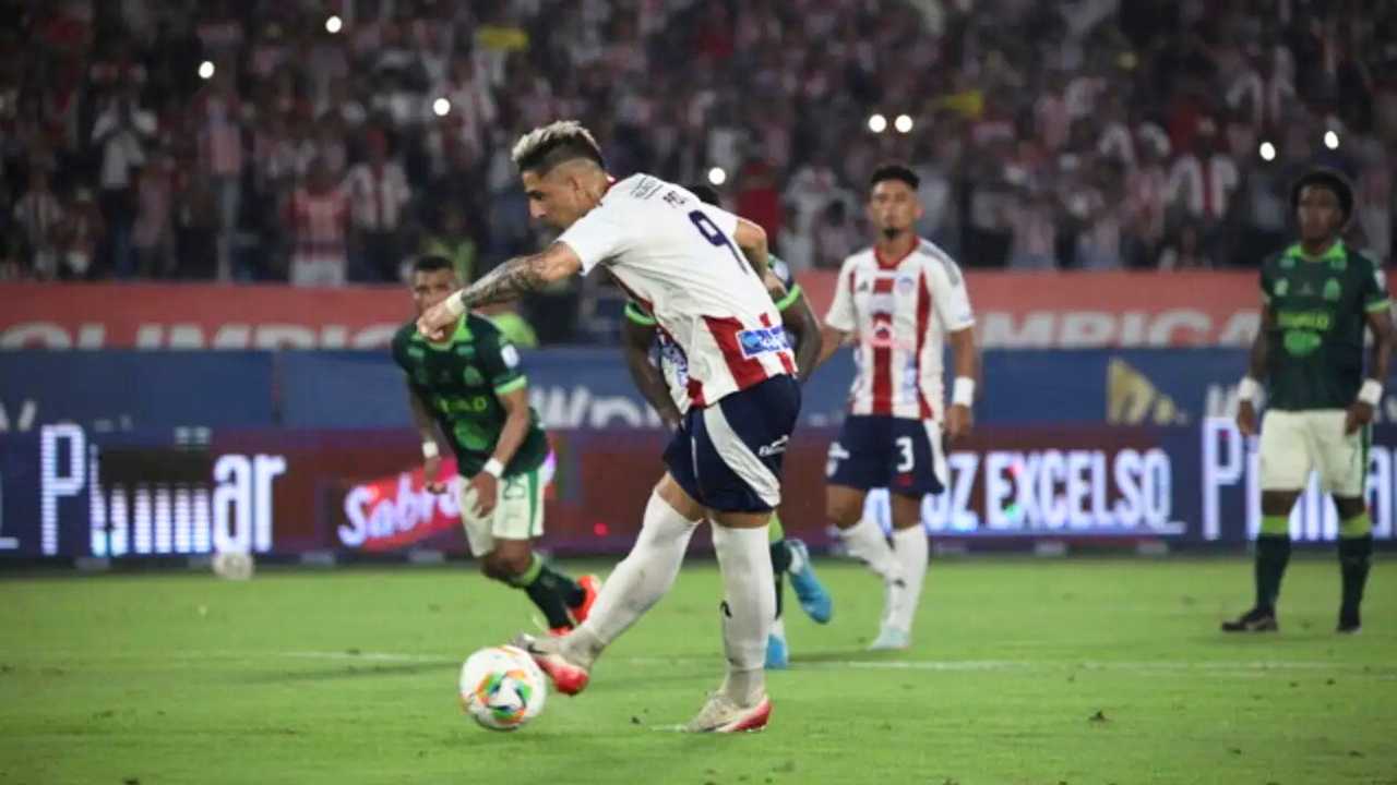 junior barranquilla atletico bucaramanga metropolitano aniversario cumpleanos 101 fiesta escandalo polemica penales penaltis penal arbitro ortiz alfredo arias leonel alvarez futbol profesional colombiano fpc liga betplay dimayor colombia